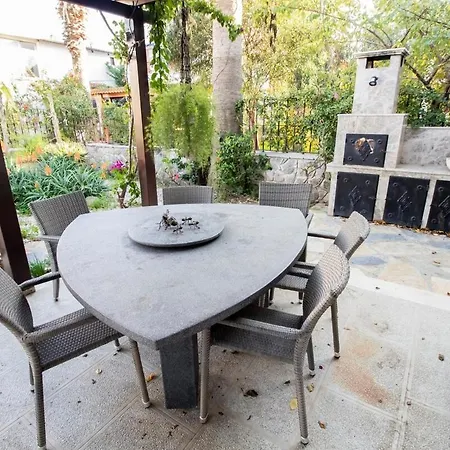 Enjoy 4br Wprivate Garden In Trkbk 빌라